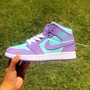 Air Jordan 1 Mid Gs in lilac/aqua